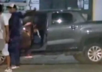 La unidad gris quedó inhabilitada tras el impacto en el centro de Huajuapan.