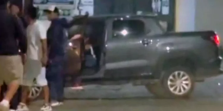 La unidad gris quedó inhabilitada tras el impacto en el centro de Huajuapan.