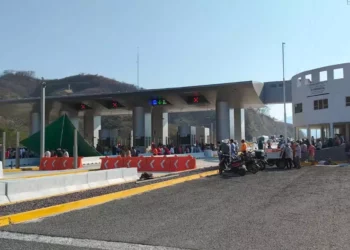 Foto: redes sociales // Comuneros establecieron un pago de 200 pesos para todo tipo de vehículos que crucen por la caseta de Ventanilla.