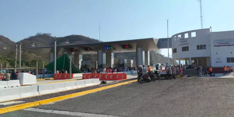 Foto: redes sociales // Comuneros establecieron un pago de 200 pesos para todo tipo de vehículos que crucen por la caseta de Ventanilla.