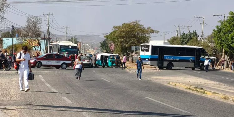 Bloqueo en el crucero de La Y en Zaachila; estas son las rutas alternas para evitar la zona