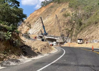 A la fecha, quienes transitan por este tramo deben hacerlo con mucha precaución.