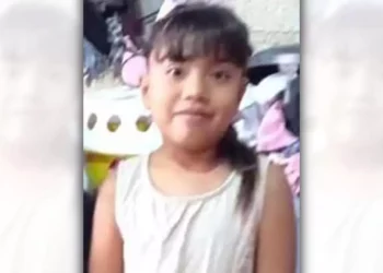 Autoridades y familiares difunden la imagen de Amanda Mijares.