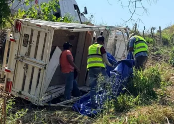 Auxiliaron a los cinco pasajeros de la unidad tras el brutal accidente.