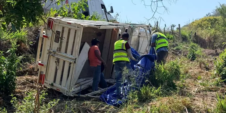 Auxiliaron a los cinco pasajeros de la unidad tras el brutal accidente.