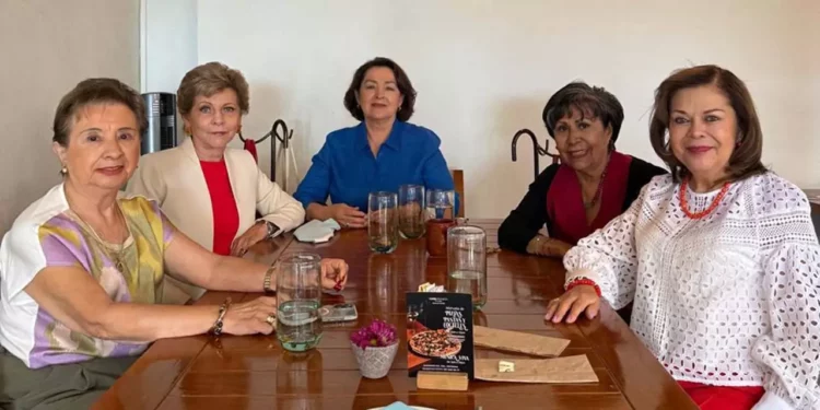 Fotos: Rubén Morales // Adriana Díaz, Teté Fernández, Marisol Quintana, Paty Zárate y Olguita Castellanos disfrutaron de un desayuno entre amigas, en el que no faltaron las charlas amenas y el gusto por la buena compañía.