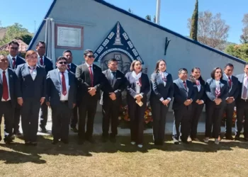 Autoridades educativas, municipales e invitados especiales participaron en la ceremonia conmemorativa por el 35 aniversario del Instituto Tecnológico de Tlaxiaco.