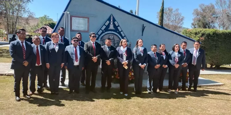 Autoridades educativas, municipales e invitados especiales participaron en la ceremonia conmemorativa por el 35 aniversario del Instituto Tecnológico de Tlaxiaco.