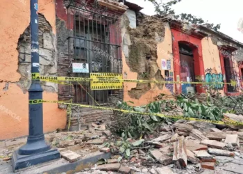 Foto: Adrián Gaytán // Ayer fue un derrumbe de parte de un inmueble de las calles de Colón y Fiallo.