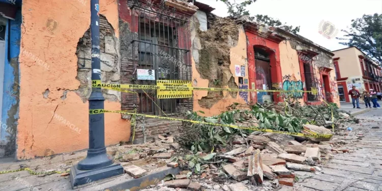 Foto: Adrián Gaytán // Ayer fue un derrumbe de parte de un inmueble de las calles de Colón y Fiallo.