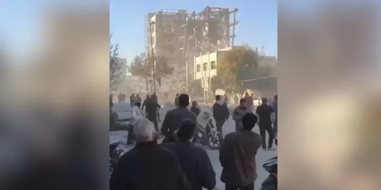 VIDEO | Israel bombardea sede clave en Qom para frenar elección del nuevo líder supremo de Irán