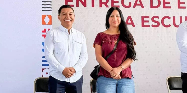 Foto: Facebook // Benjamín Viveros y Eliza Zepeda, abucheados en la mazateca.