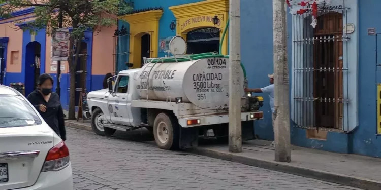 Foto: Archivo El Imparcial // Carros tanque suplen la ineficiencia oficial para satisfacer el derecho humano al agua de los capitalinos.