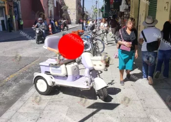 Foto: Adrián Gaytán // Comercios, particulares, establecimientos y ambulantes se adueñan de las calles sin autorización oficial.
