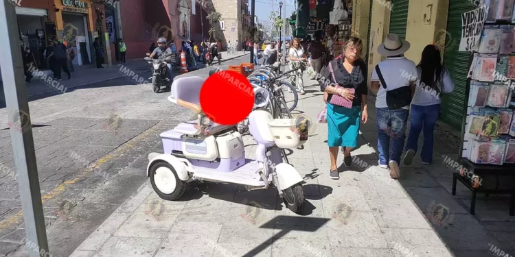 Foto: Adrián Gaytán // Comercios, particulares, establecimientos y ambulantes se adueñan de las calles sin autorización oficial.