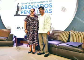 Foto: Rubén Morales // Erika María Rodríguez y el ministro presidente de la Corte, Hugo Aguilar.