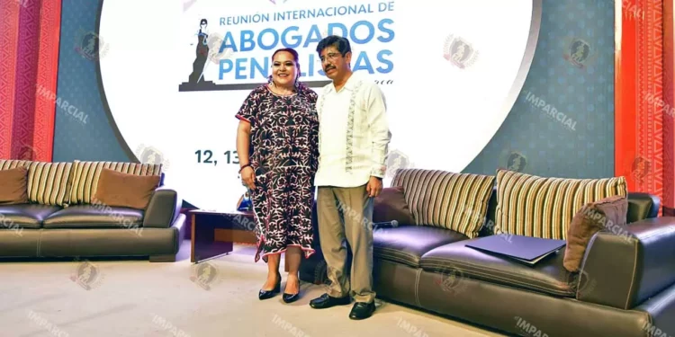 Foto: Rubén Morales // Erika María Rodríguez y el ministro presidente de la Corte, Hugo Aguilar.