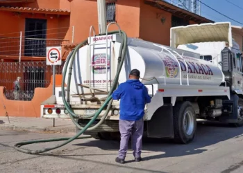 Foto: Servicios de agua // Crisis del agua sin solución. Camiones cisterna suplen el abasto vía red citadina.