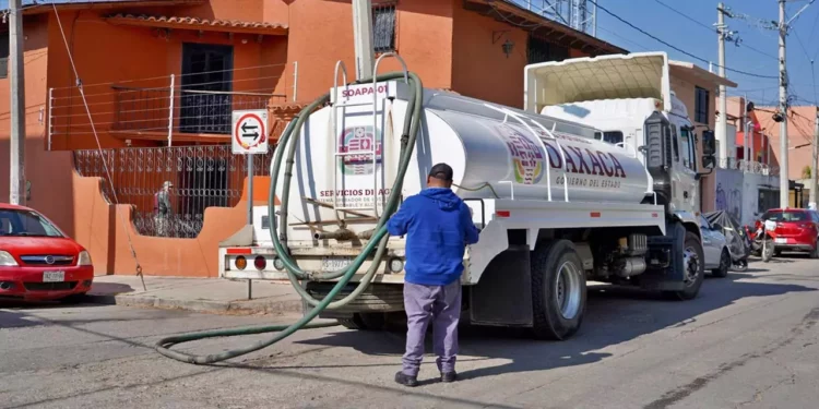 Foto: Servicios de agua // Crisis del agua sin solución. Camiones cisterna suplen el abasto vía red citadina.
