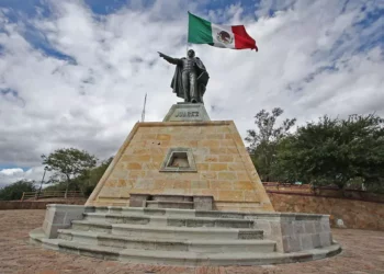 Del Benemérito de las Américas, que nació el 21 de marzo de 1806 y falleció el 18 de julio de 1872, la capital tiene también varias esculturas y monumentos.