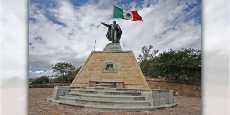 Del Benemérito de las Américas, que nació el 21 de marzo de 1806 y falleció el 18 de julio de 1872, la capital tiene también varias esculturas y monumentos.