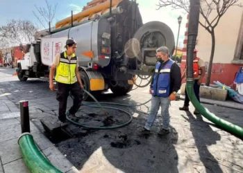 Foto: cortesía // Desazolve de la red de drenaje en la ciudad.