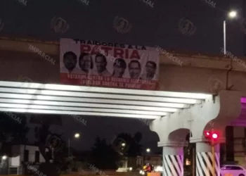 Foto: Jesús Santiago // Desde muy temprano aparecieron las mantas colocadas en puentes, como el de 5 Señores, al estilo de los narcos
