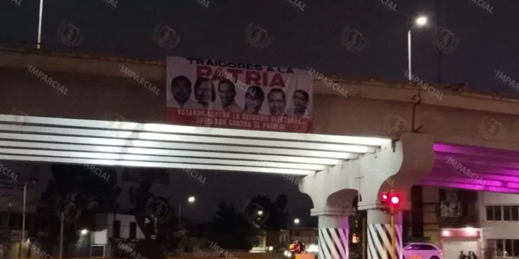 Foto: Jesús Santiago // Desde muy temprano aparecieron las mantas colocadas en puentes, como el de 5 Señores, al estilo de los narcos