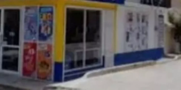 El ataque ocurrió al exterior de una tienda en el Bulevar Tierra del Sol.