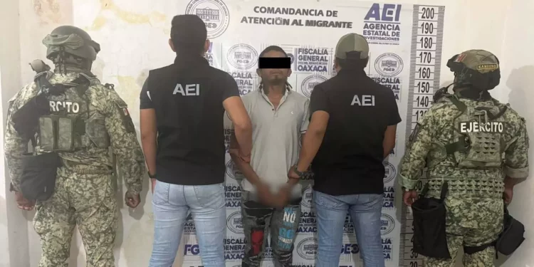 El detenido fue interceptado por elementos de la AEI en el tramo carretero Ixtepec-Ixtaltepec tras mostrar una actitud sospechosa.