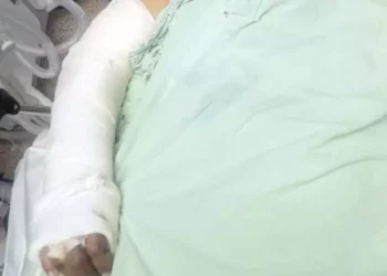 Elementos de la AEI realizaron las diligencias de ley en el hospital de Pochutla; el cuerpo de la mujer fue trasladado para la necropsia de rigor.