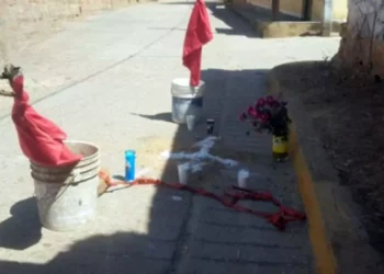 Entre flores, veladoras y una cruz de cal, familiares y amigos rindieron tributo al joven balconero.