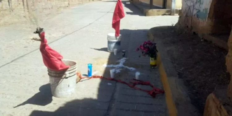 Entre flores, veladoras y una cruz de cal, familiares y amigos rindieron tributo al joven balconero.