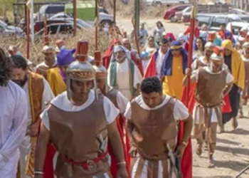 El Viacrucis es representado por habitantes de la propia comunidad, quienes participan de manera voluntaria.