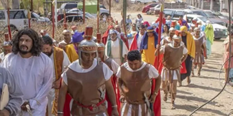 El Viacrucis es representado por habitantes de la propia comunidad, quienes participan de manera voluntaria.