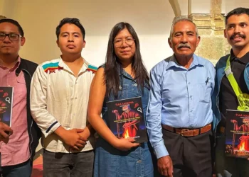 Foto: cortesía // El autor y los ilustradores del libro en chocholteco: Josué Cariño, Carlos Bazán, Mariela Guzmán, Agustín Jiménez y Esteban Romero