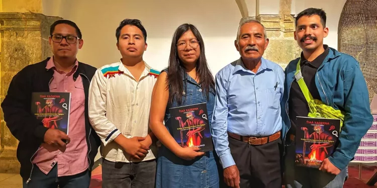 Foto: cortesía // El autor y los ilustradores del libro en chocholteco: Josué Cariño, Carlos Bazán, Mariela Guzmán, Agustín Jiménez y Esteban Romero