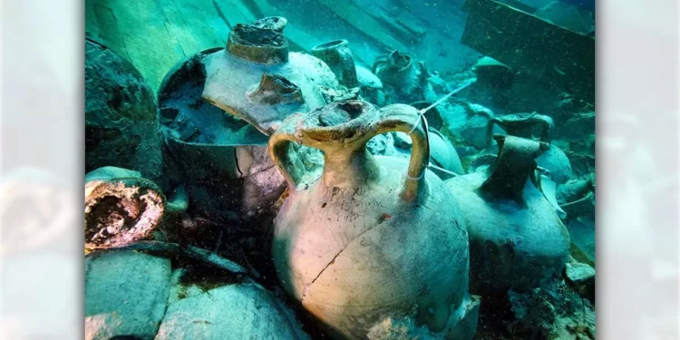 El barco permanece a apenas 65 metros de la costa y a dos metros de profundidad.