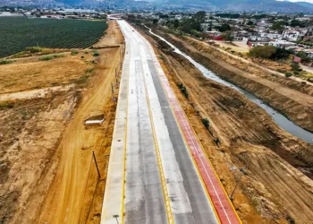 Foto: Gobierno de Oaxaca // En la vía al aeropuerto privilegian el pavimento sobre arbustos y árboles.