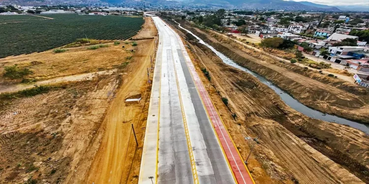 Foto: Gobierno de Oaxaca // En la vía al aeropuerto privilegian el pavimento sobre arbustos y árboles.