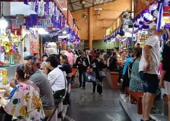 Foto: Lisbeth Mejía // Este lunes, los mercados públicos del centro de la ciudad de Oaxaca ya se observaban con un incremento en la afluencia de visitantes.