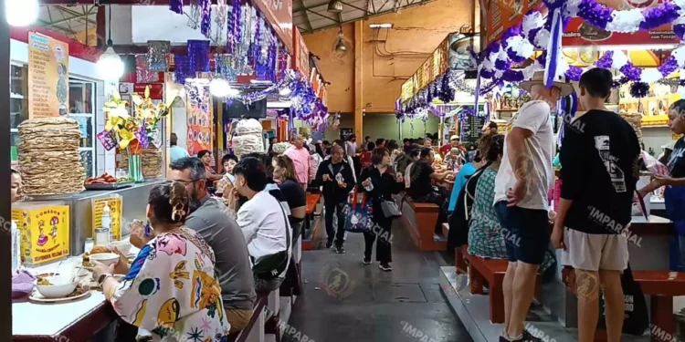 Foto: Lisbeth Mejía // Este lunes, los mercados públicos del centro de la ciudad de Oaxaca ya se observaban con un incremento en la afluencia de visitantes.