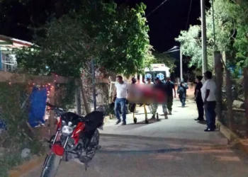 Familiares de las víctimas en La Venta resguardan el domicilio tras el ataque donde perdió la vida una menor de seis años.