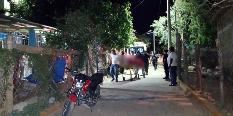 Familiares de las víctimas en La Venta resguardan el domicilio tras el ataque donde perdió la vida una menor de seis años.