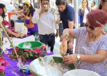 Foto: Jesús Santiago // Galerías, comercios y mercados recordaron la tradición este viernes.