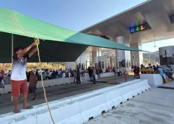 Habitantes de 72 comunidades del municipio de Santa María Colotepec mantenían bloqueada la supercarretera Barranca Larga-Ventanilla.