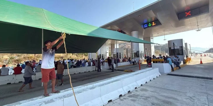Habitantes de 72 comunidades del municipio de Santa María Colotepec mantenían bloqueada la supercarretera Barranca Larga-Ventanilla.