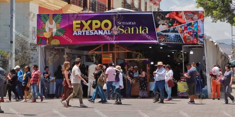 Foto: Adrián Gaytán // Haciendo caso omiso del reglamento y prohibiciones, se instaló la expoferia en la alameda de León contando con complicidad de autoridades.