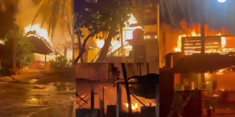 VIDEOS | ¡Infierno en Punta Zicatela! Voraz incendio reduce a cenizas, al menos, 20 restaurantes en plena zona turística