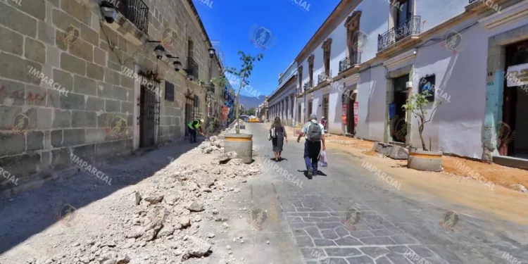 Foto: Adrián Gaytán // Incumplimiento de acuerdos y escombros abandonados, la queja de mercaderes del 20 de noviembre.
